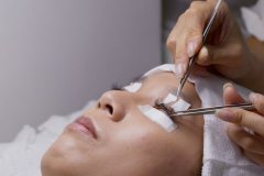 Wimperextensions-behandeling-tweezer